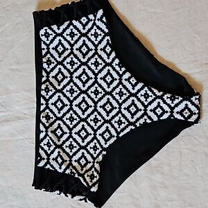 Bikini bottom reversible black and white size medium